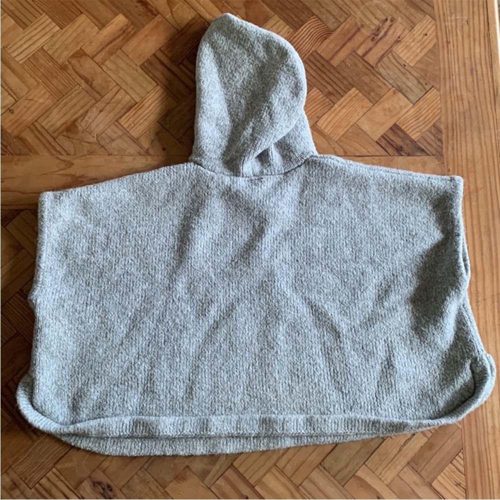 OSHKOSH KIDS GRAY SOFT EMBROIDERED HOODED CAPE — SIZE 3T - Picture 3 of 7